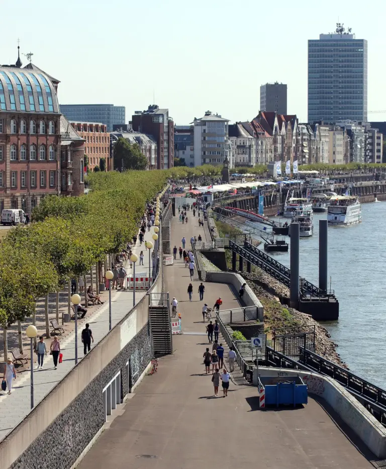 Rheinuferpromenade junto al Rin en el centro de Dusseldorf