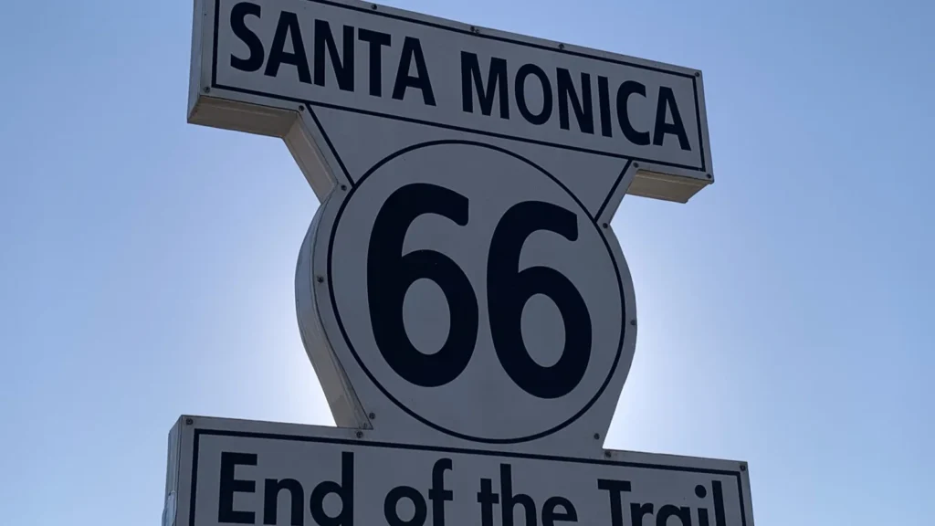 Señal histórica de la Ruta 66 para planificar un road trip por Estados Unidos