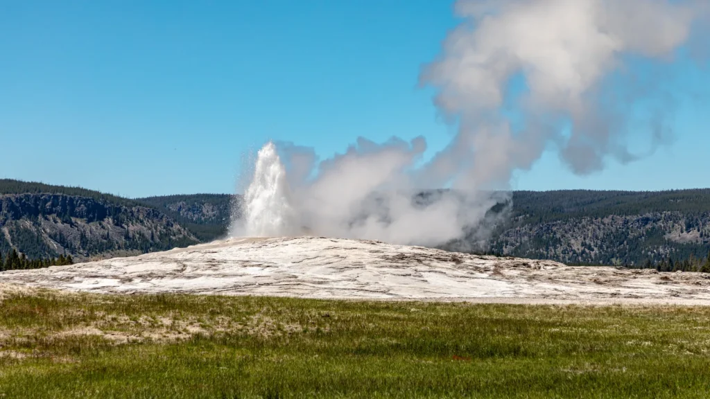 Géiser Old Faithful en Yellowstone National Park