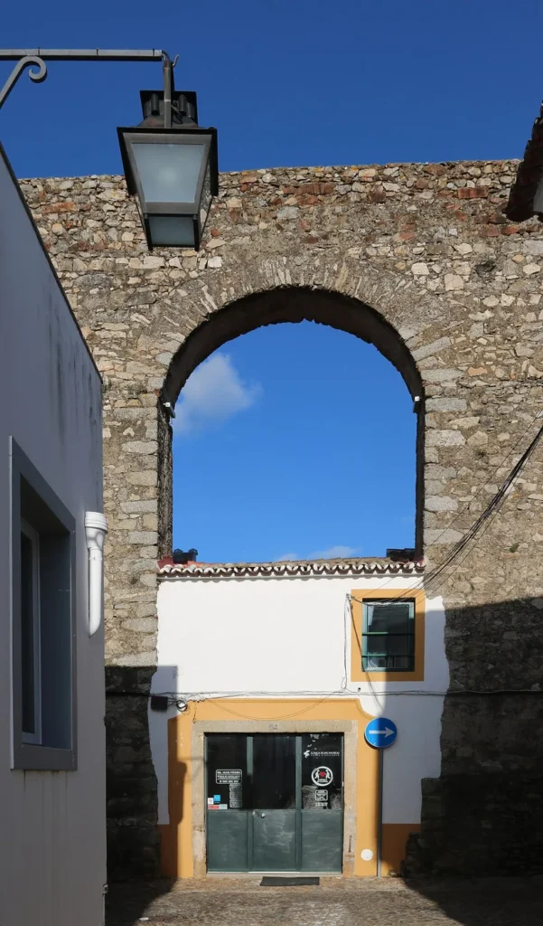 Arco del Aqueduto da Água de Prata integrado en una calle de Évora