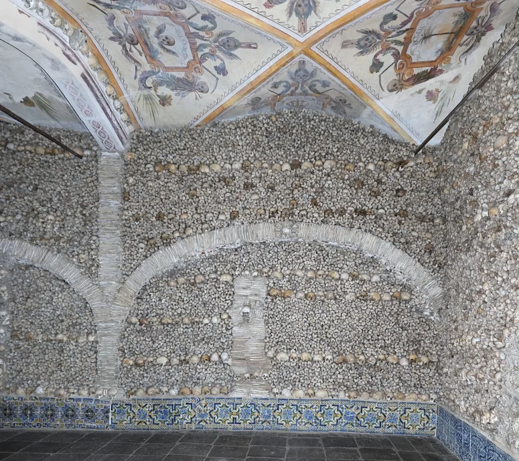 Interior de la Capela dos Ossos en la iglesia de São Francisco de Évora