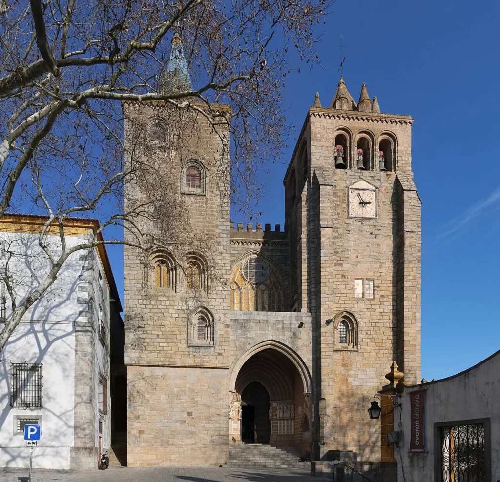 Fachada principal de la Sé Catedral de Évora