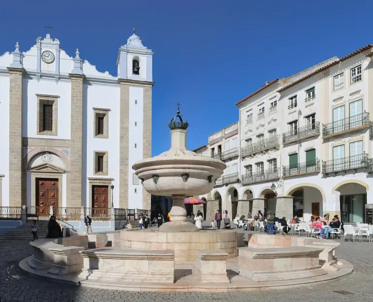 Praça do Giraldo con la fuente y la iglesia de Santo Antão en Évora