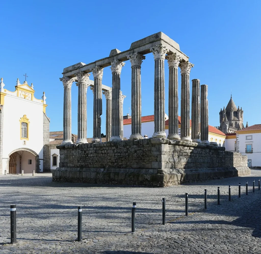 Templo Romano de Évora con la catedral al fondo