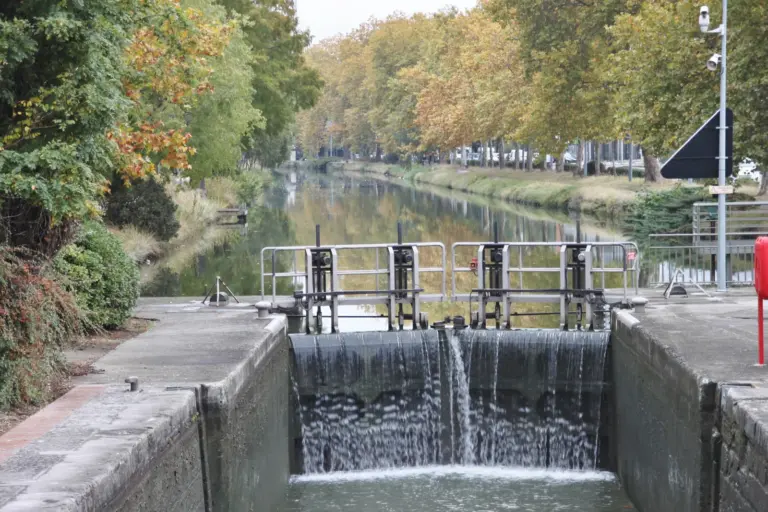 Canal du Midi a su paso por Toulouse en Occitania