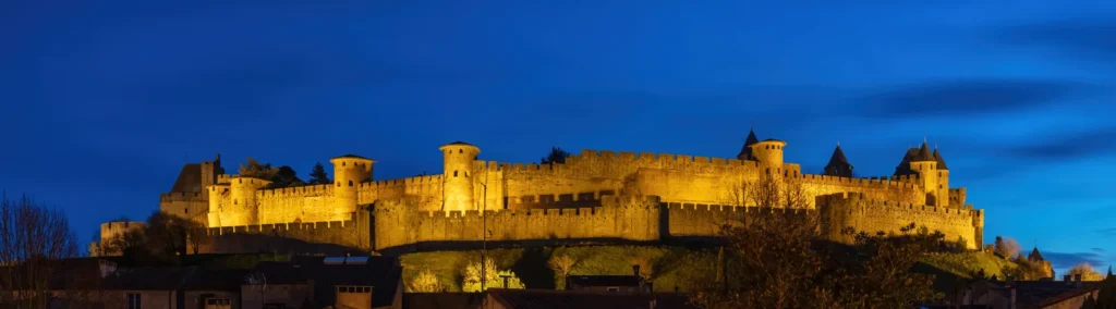 Ciudadela medieval de Carcassonne al atardecer en Occitania