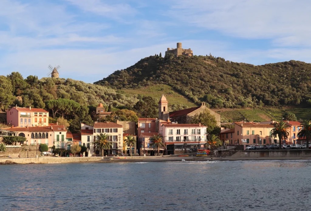 Collioure con molino y Fort Saint-Elme en la Costa Vermella