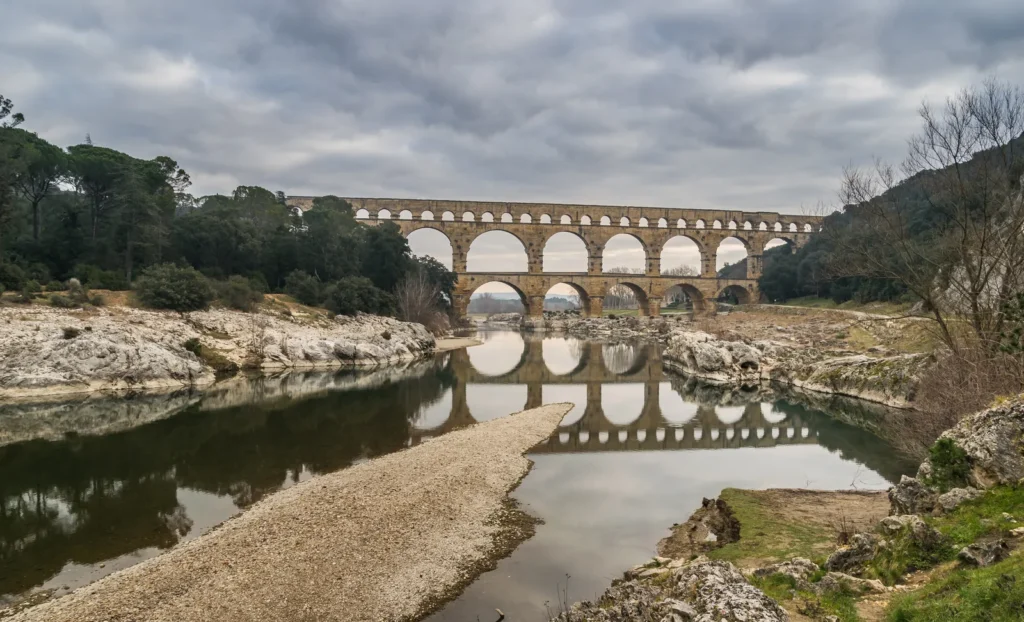 Acueducto romano Pont du Gard sobre el río Gardon en Occitania