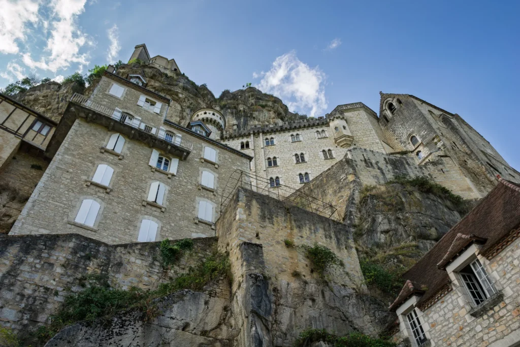 Vista de Rocamadour sobre el acantilado y el valle del Alzou en Occitania