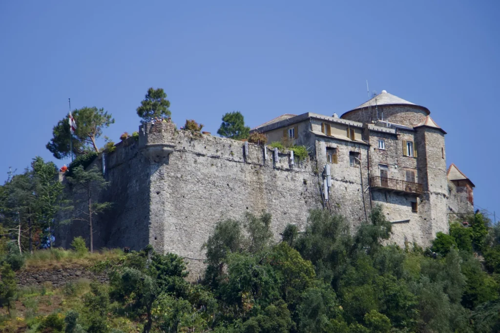 Castello Brown situado sobre el puerto de Portofino en Liguria