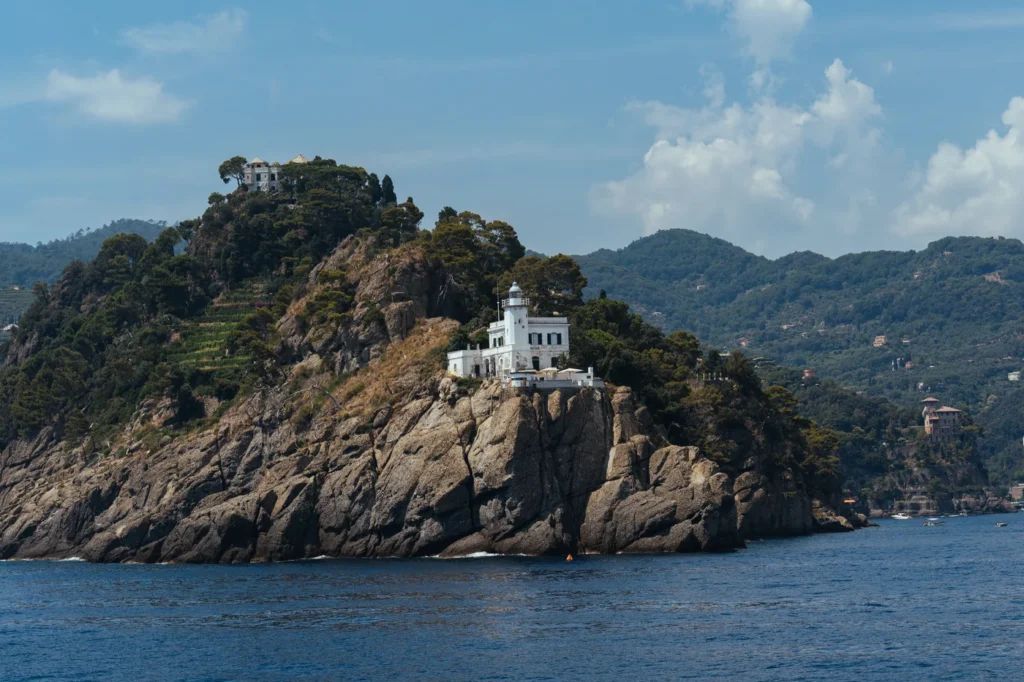 Faro de Portofino junto al mar en el extremo del promontorio