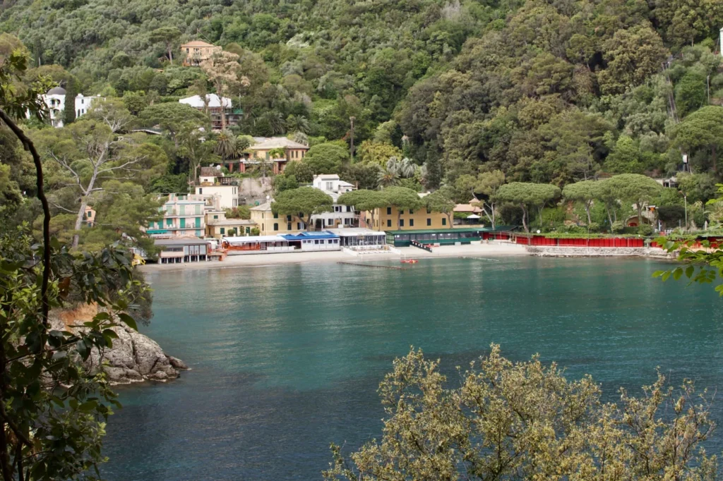 Playa de Paraggi con agua turquesa cerca de Portofino
