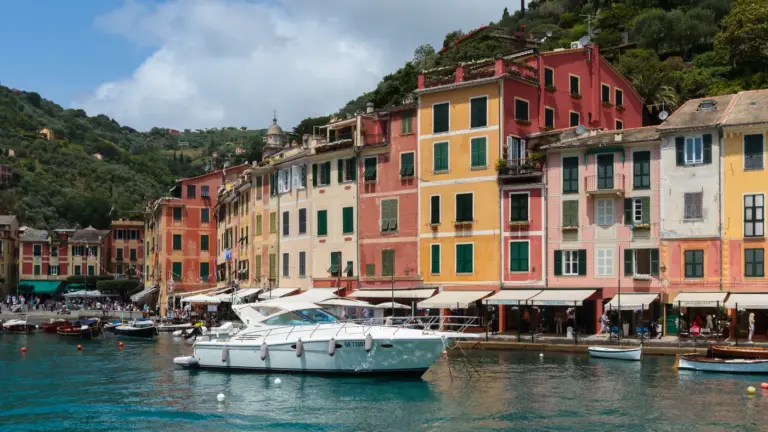 Puerto de Portofino con casas de colores y barcos junto a la Piazzetta