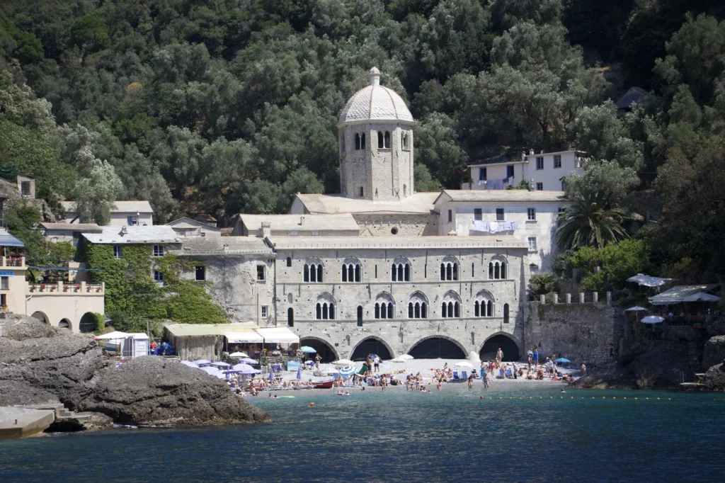 Abadía de San Fruttuoso en una cala del parque de Portofino