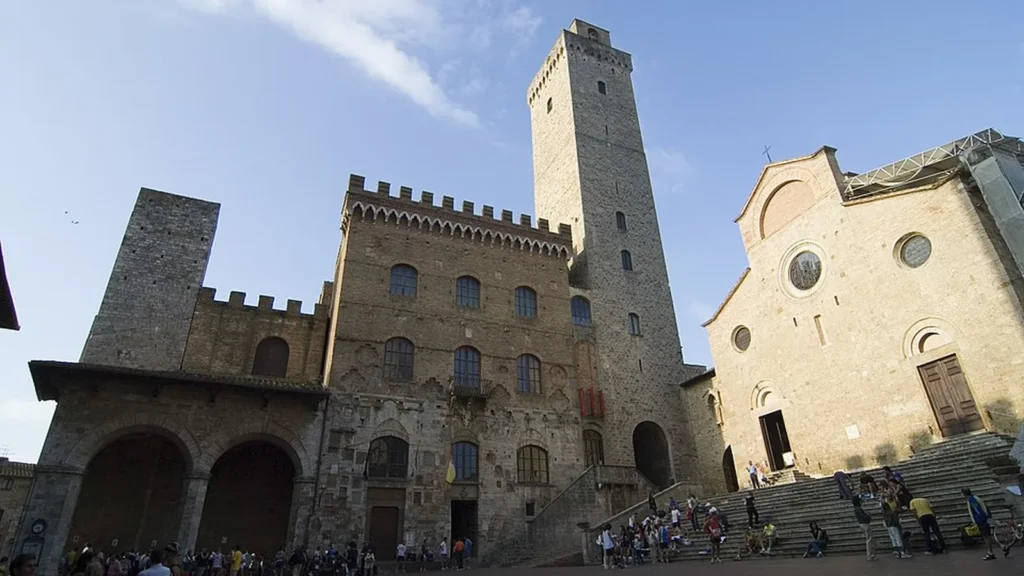 Piazza del Duomo con la Collegiata y el Palazzo del Popolo en San Gimignano