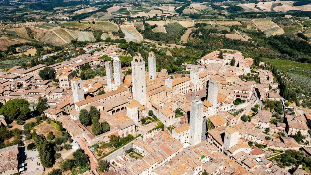 Vista de San Gimignano con sus torres medievales y el paisaje de la Toscana