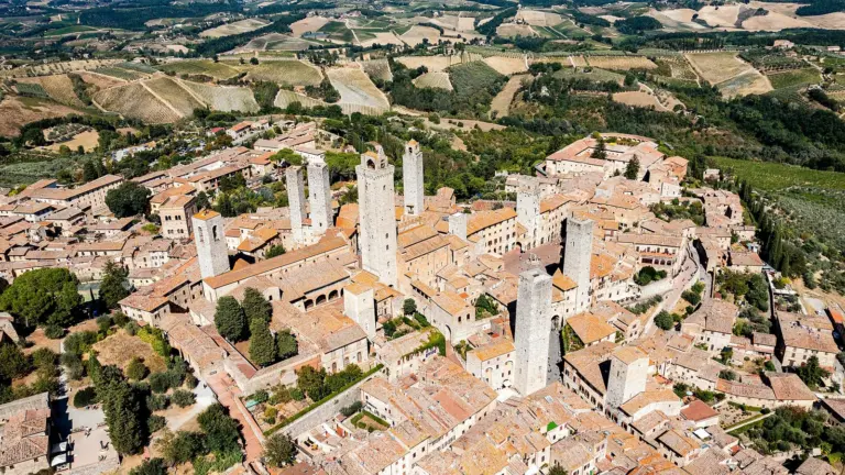 Vista de San Gimignano con sus torres medievales y el paisaje de la Toscana