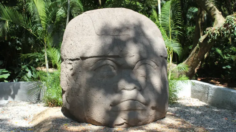 Cabeza colosal olmeca en el Parque Museo La Venta de Villahermosa, Tabasco