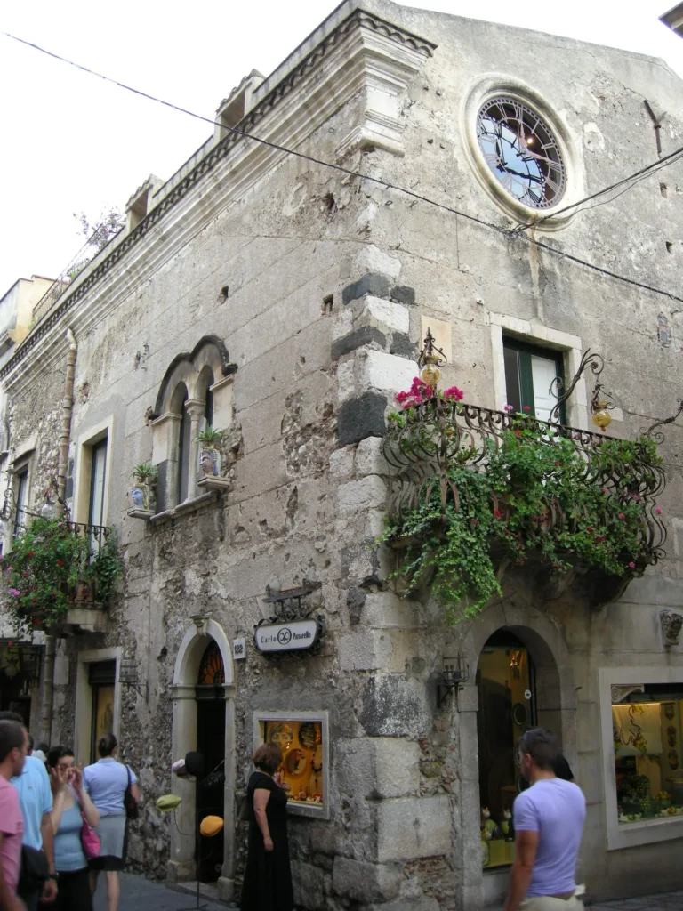 Fachada histórica y comercios en Corso Umberto de Taormina