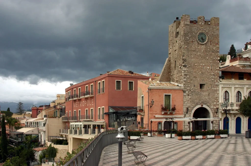 Piazza IX Aprile con la torre del reloj en el centro de Taormina