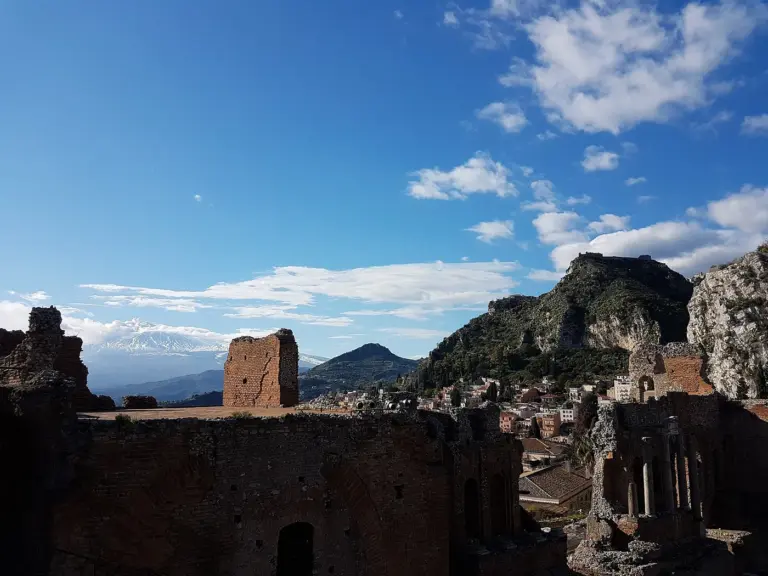 Teatro Antico de Taormina con vistas al Etna y al casco histórico