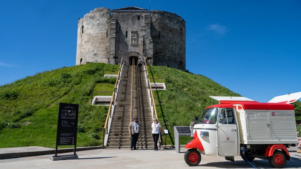 Cliffords Tower en York junto al area del castillo