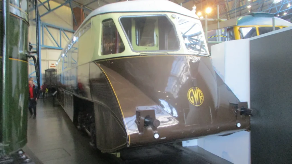 Interior del National Railway Museum de York con locomotora historica