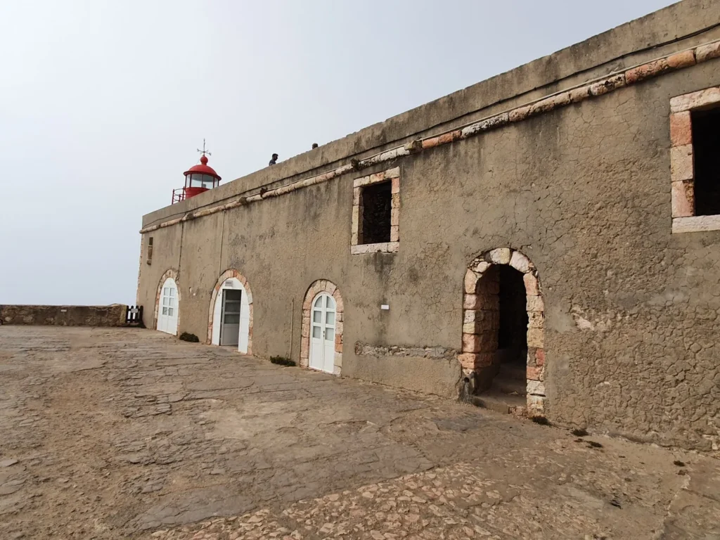 Forte de Sao Miguel Arcanjo sobre Praia do Norte en Nazare