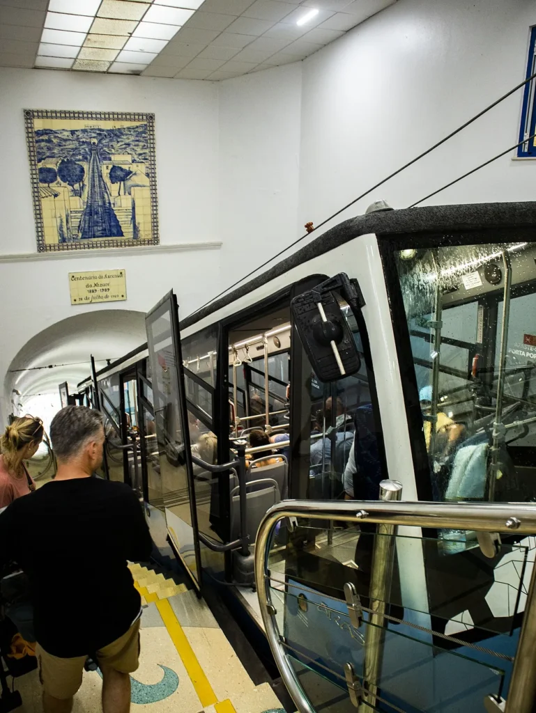 Funicular de Nazare que conecta la playa con el barrio del Sitio