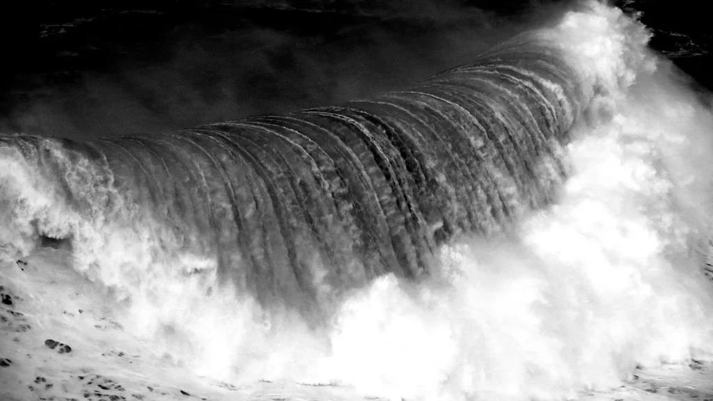 Ola gigante rompiendo en Nazare durante la temporada de mar grande