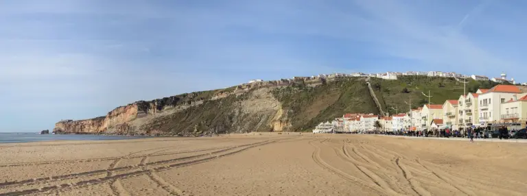 Playa de Nazare y promontorio del Sitio vistos desde arriba