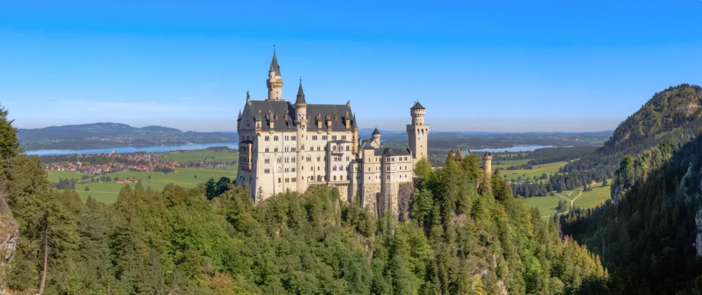 Castillo de Neuschwanstein visto desde el entorno de Marienbrucke con valle y montañas