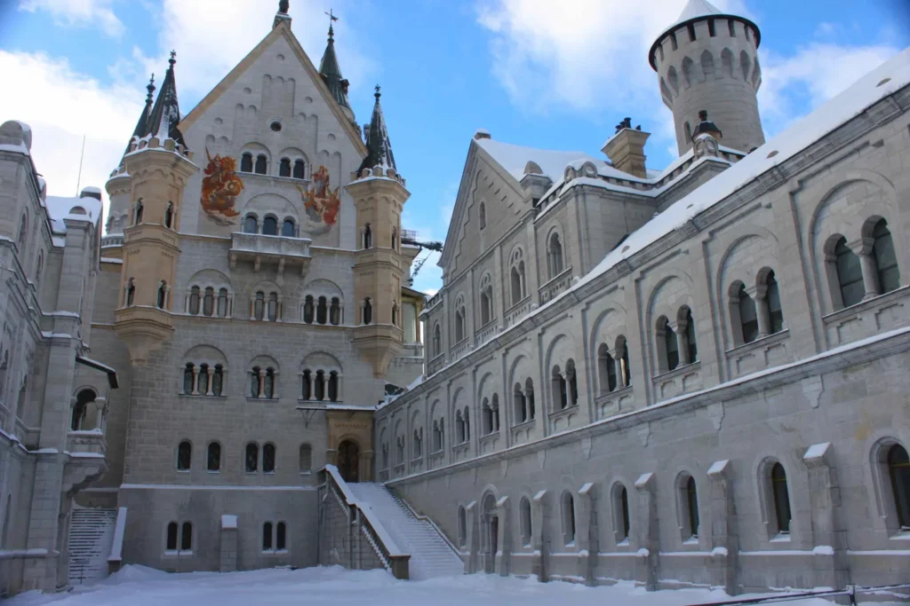 Patio interior del Castillo de Neuschwanstein en invierno