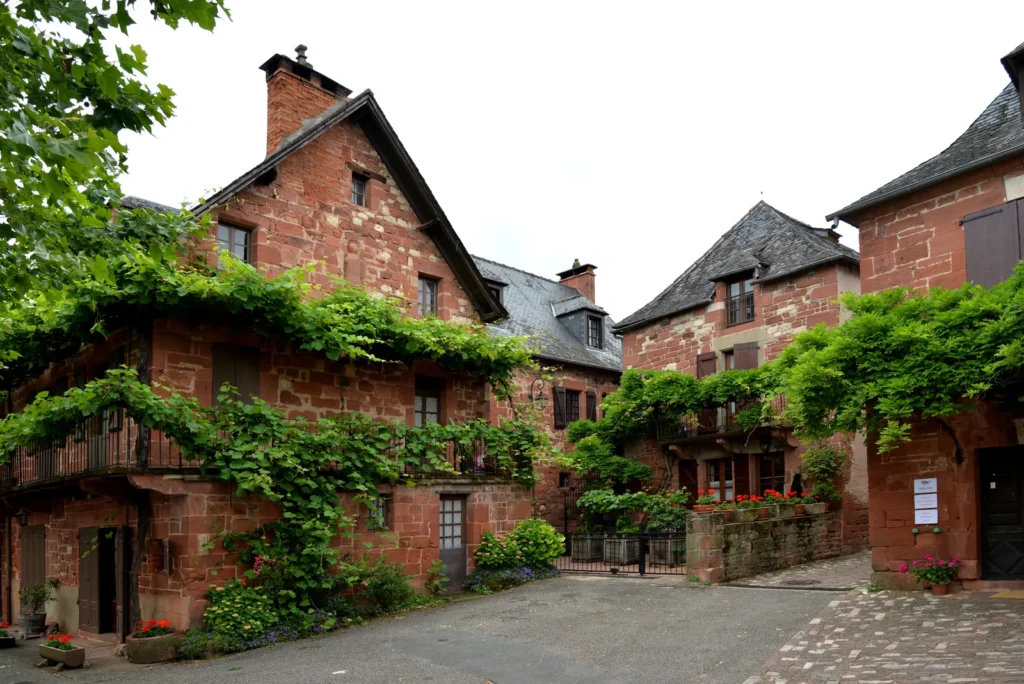 Calle de piedra roja en Collonges-la-Rouge en Nueva Aquitania