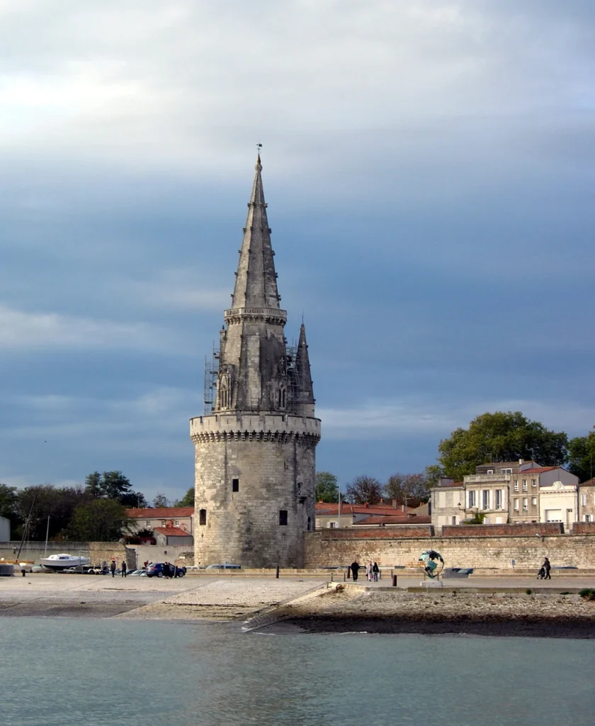 Torres del Vieux-Port de La Rochelle en la costa atlántica de Nueva Aquitania
