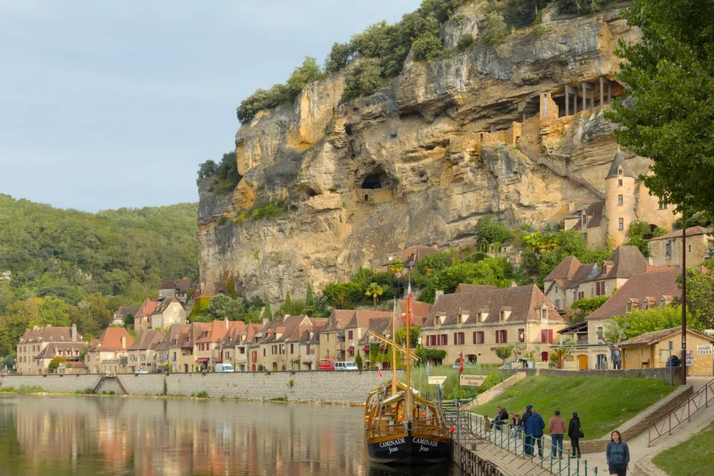 La Roque-Gageac junto al río Dordoña bajo el acantilado en Nueva Aquitania
