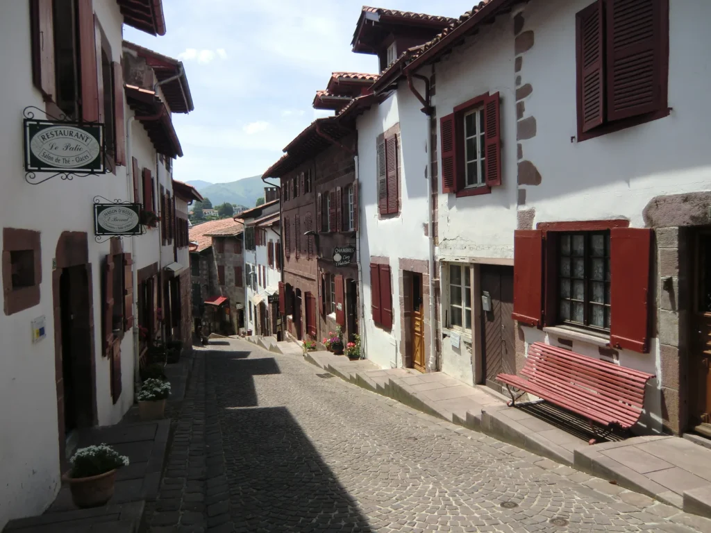 Calle fortificada de Saint-Jean-Pied-de-Port en el País Vasco francés