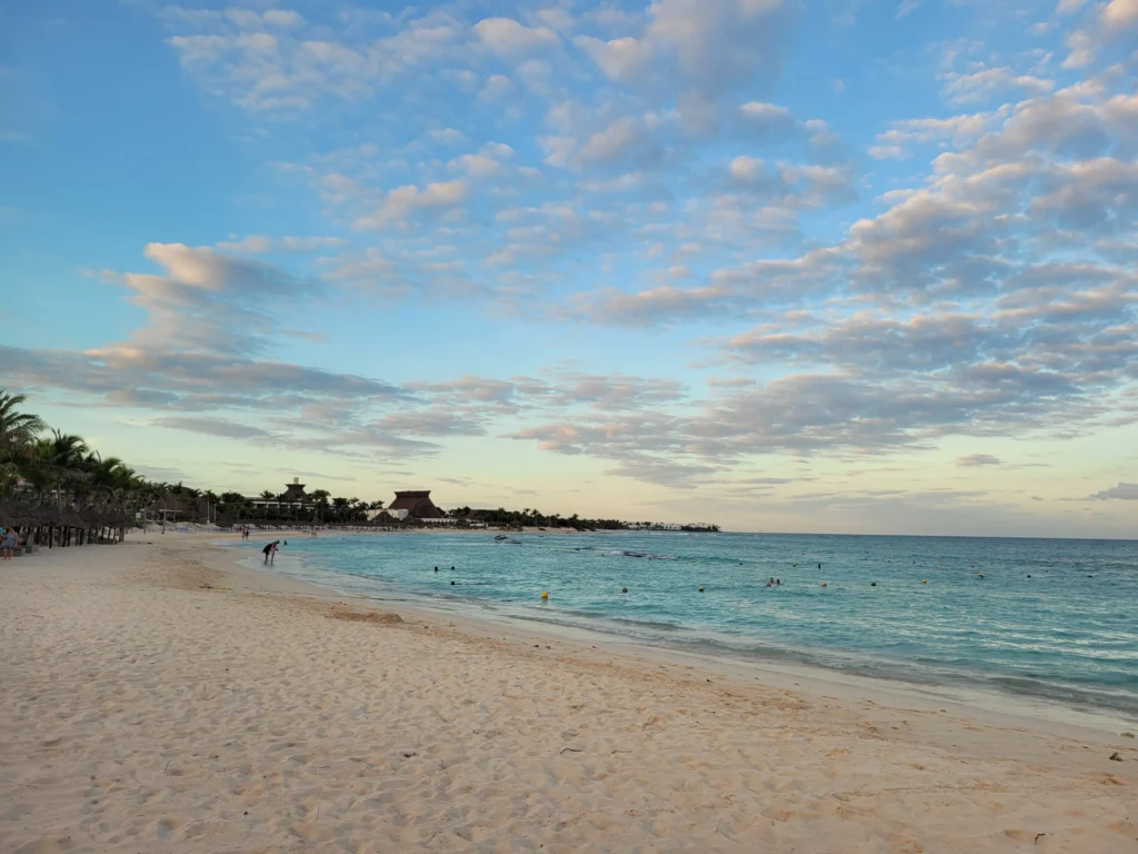 Playa Paraiso con arena blanca y mar turquesa en Tulum