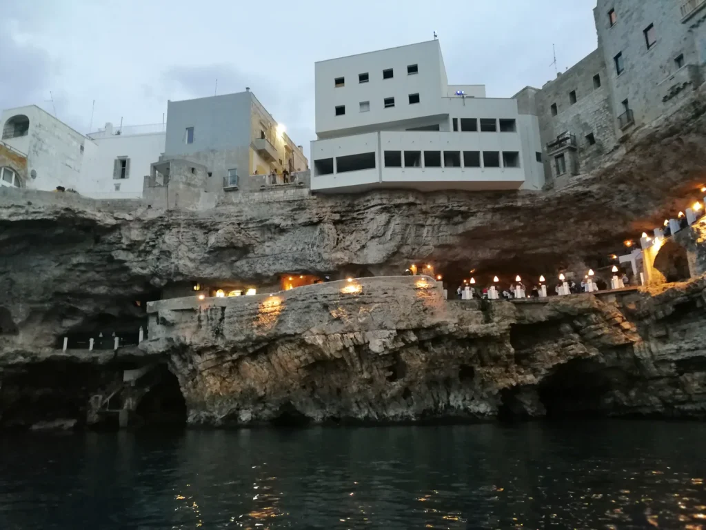 Acantilados y Grotta Palazzese vistos desde el mar en Polignano a Mare