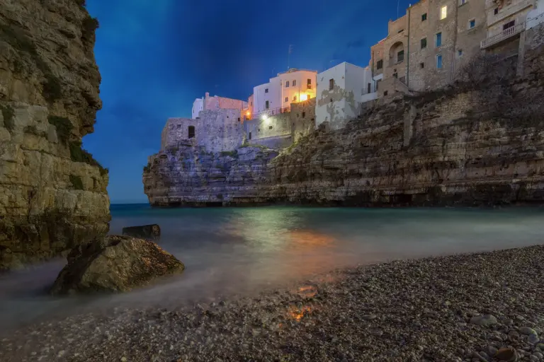Lama Monachile y Cala Porto entre acantilados en Polignano a Mare
