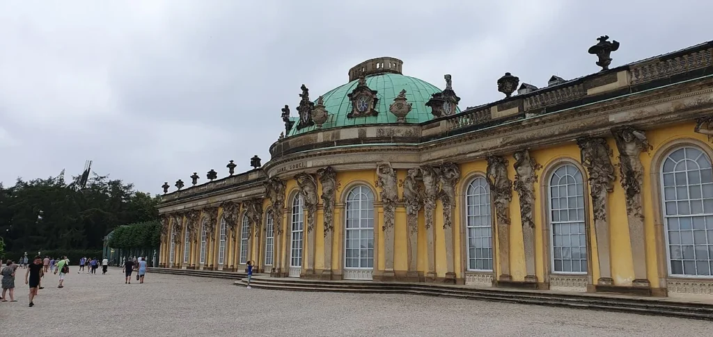 Palacio de Sanssouci en Potsdam con su fachada amarilla y la terraza ajardinada