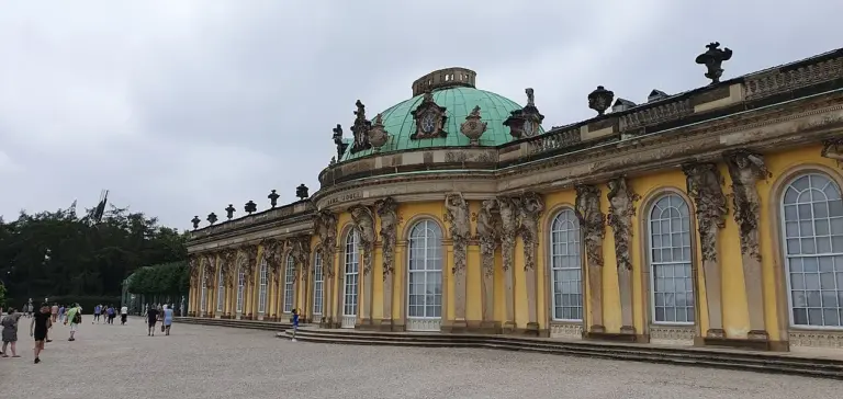 Palacio de Sanssouci en Potsdam con su fachada amarilla y la terraza ajardinada