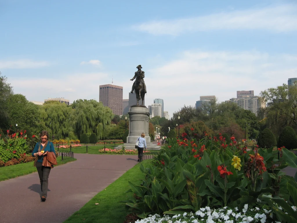 Arboles y paseo en Boston Public Garden