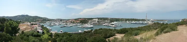 Puerto de Porto Cervo en la Costa Esmeralda de Cerdeña