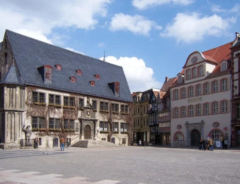 Plaza del mercado de Quedlinburg con el ayuntamiento y las casas históricas