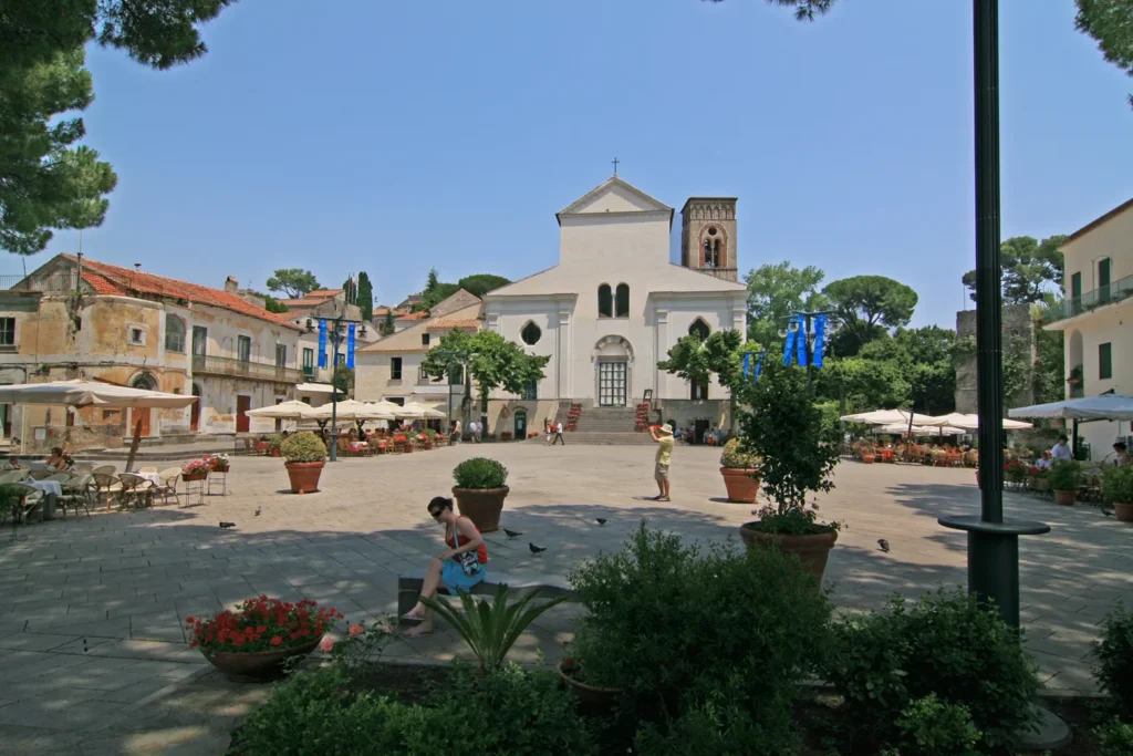 Piazza Duomo y la catedral de Ravello en el centro del pueblo
