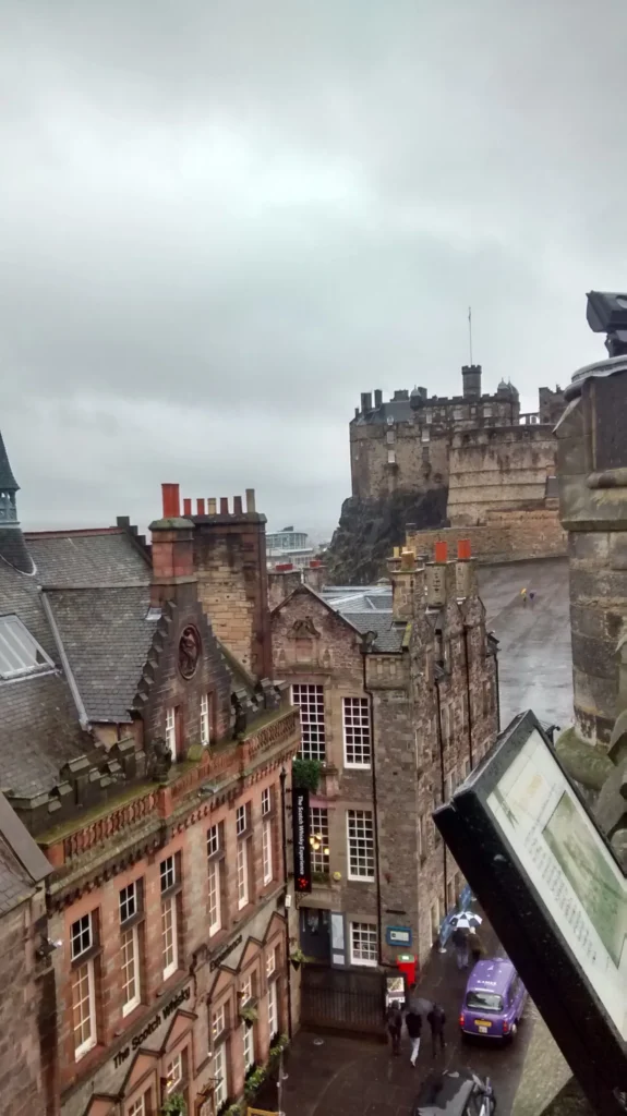 Royal Mile de Edimburgo subiendo hacia el castillo en Escocia