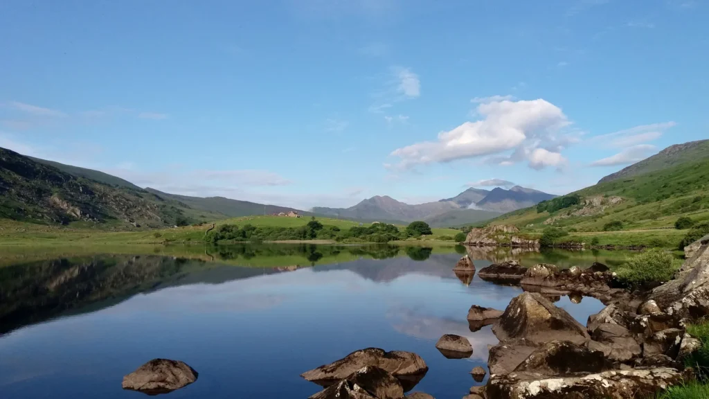 Paisaje de Eryri Snowdonia con montañas y lago en Gales