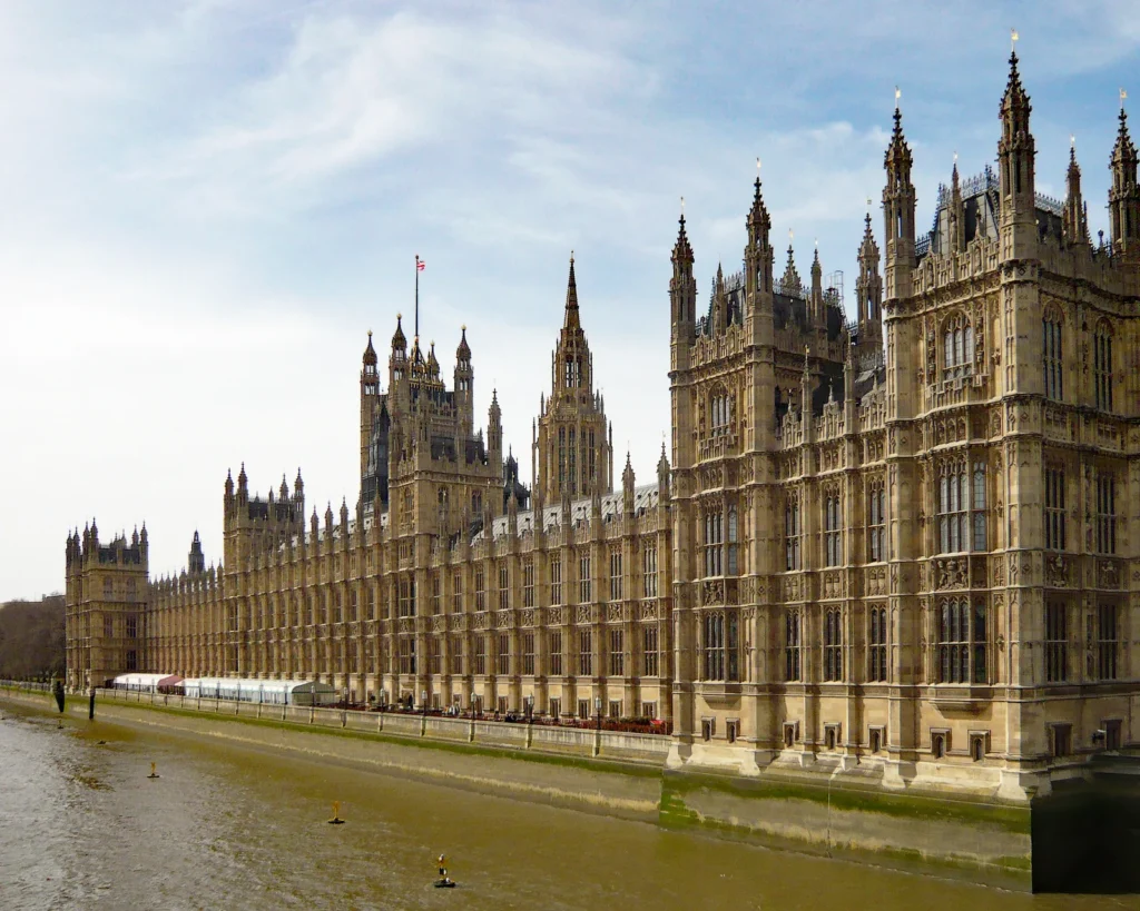 Palacio de Westminster y Big Ben junto al río Támesis en Londres