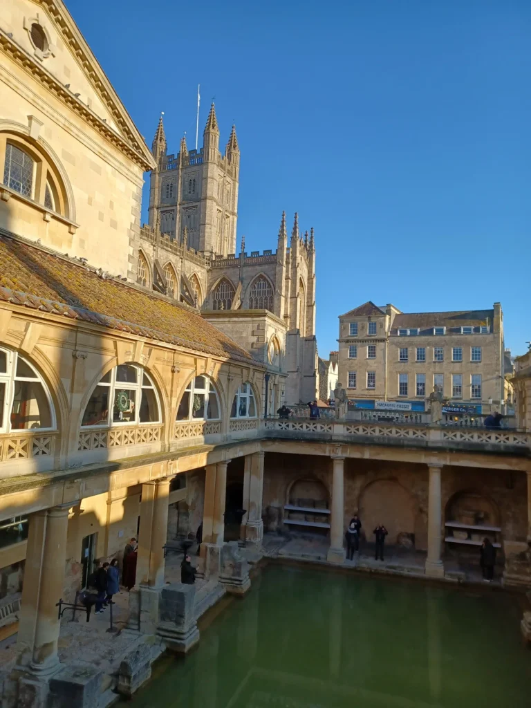 Piscina principal de los Roman Baths en Bath